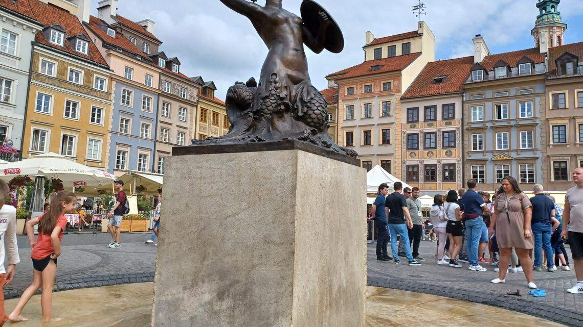 La estatua de la sirena guerrera en La Plaza de la ciudad vieja o Rynek Starego Miasta es una réplica. La original se encuentra custodiada en el interior del Museo de Varsovia.