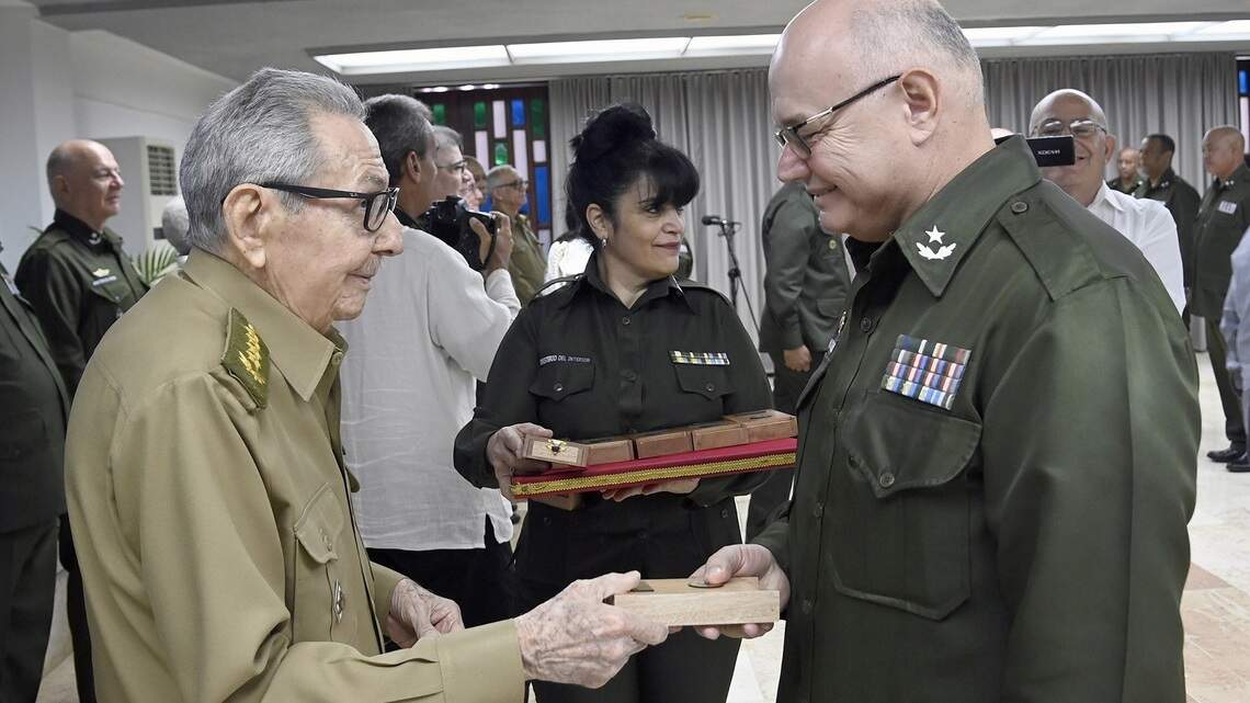 Reaparece Raúl Castro: nonagenario líder cubano participa en ceremonia de ascensos del MININT