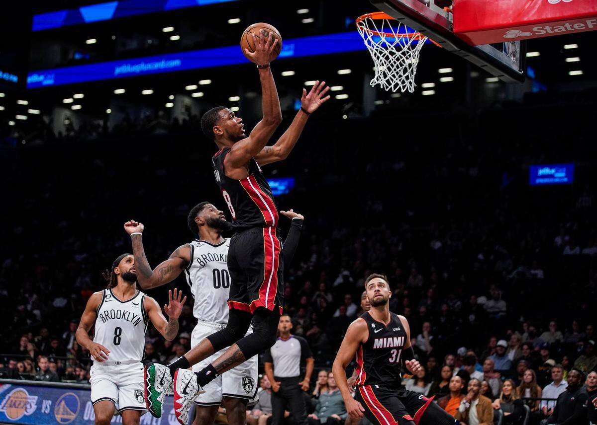 El jugador del Heat Jamal Cain entra al aro en la segunda mitad del partido ante los Nets de Brooklyn, celebrado el 6 de octubre de 2022 en Nueva York.
