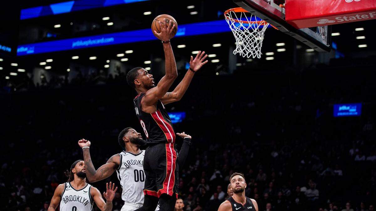 El jugador del Heat Jamal Cain entra al aro en la segunda mitad del partido ante los Nets de Brooklyn, celebrado el 6 de octubre de 2022 en Nueva York.