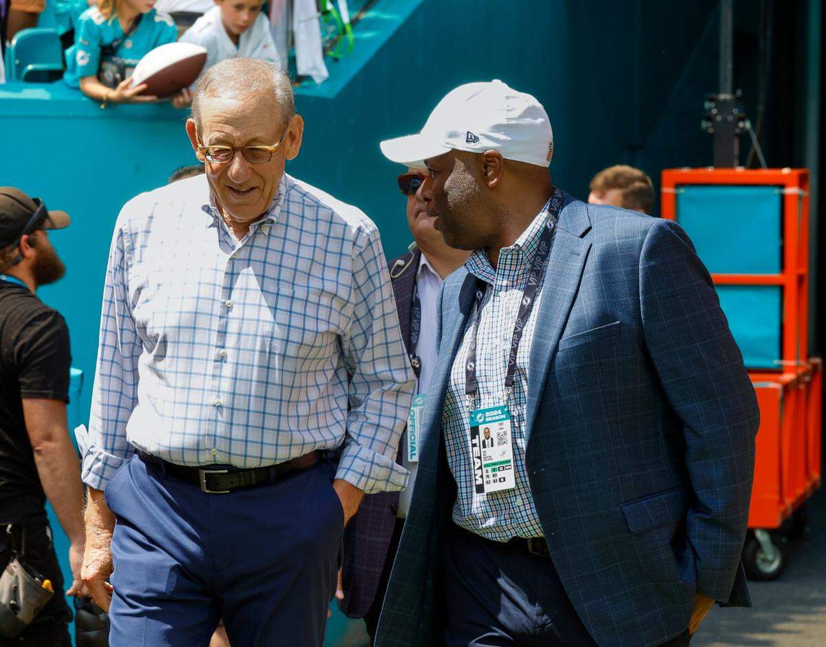 El propietario de los Dolphins, Stephen Ross (izq.) habla con el gerente general del equipo, Chris Grier, antes del inicio del partido contra los Jaguars de Jacksonville el 8 de septiembre de 2024 en el Hard Rock Stadium en Miami Gardens. 