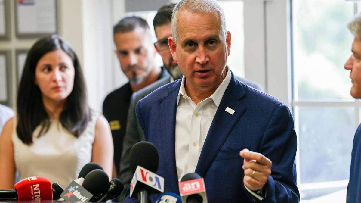 El congresista Mario Díaz-Balart del Distrito 25 de Florida habla sobre la situación actual en Cuba durante una conferencia de prensa en el Museo de Hialeah Gardens Honoring Assault Brigade 2506 ubicado en 13651 NW 107 Avenue en Hialeah Gardens, Florida el jueves 5 de agosto de 2021 . SAM NAVARRO SPECIAL FOR THE MIAMI HERALD