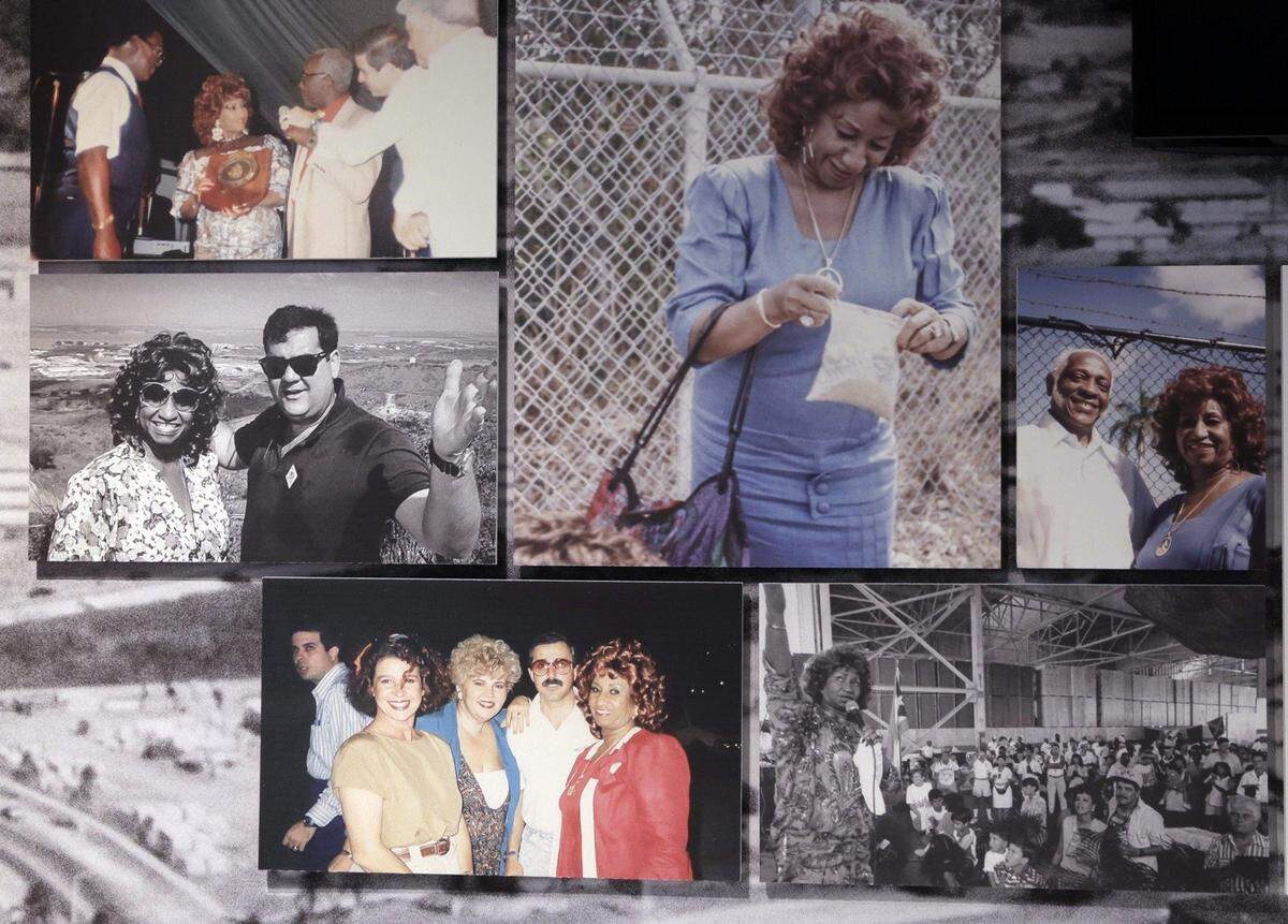 El viaje de Celia Cruz a la Base Naval de Guantánamo en 1990, la única vez que volvió a pisar suelo cubano, se documenta con fotos, en la que se ven a otros exiliados como el ex alcalde y periodista Tomás Regalado, la presentadora Leticia Callava y el fotografo de el Nuevo Herald Carlos Guerrero, que tomó muchas de las fotos.