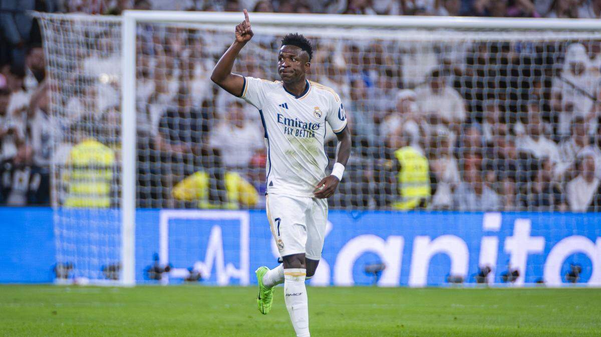 El delantero del Real Madrid Vinicius Junior celebra tras anotar un gol contra Barcelona, en el partido celebrado el 21 de abril de 2024 en el Estadio Santiago Bernabéu de la capital española.