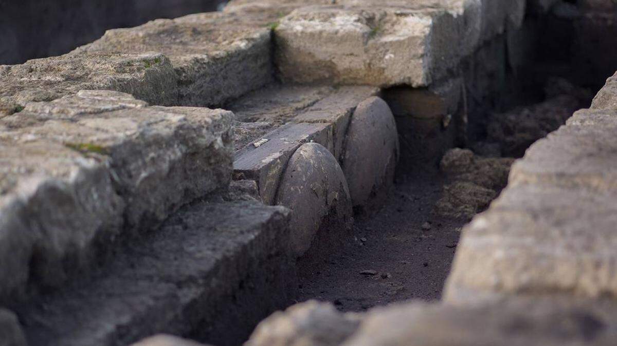 Algunas ruinas en forma de disco dentro del templo encontradas en Paestum. Foto del Ministerio de Cultura italiano.