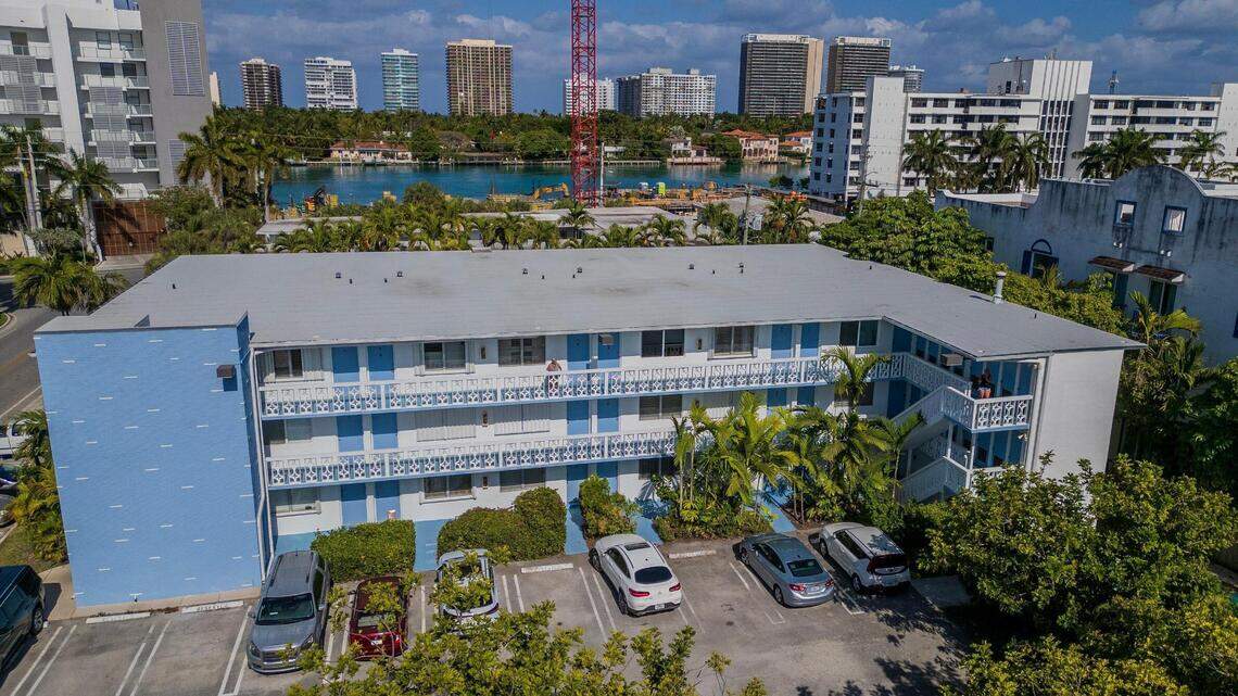 Los condominios tienen dificultades en Miami, pero las casas de lujo son rentables. Vea las ventas y los precios.