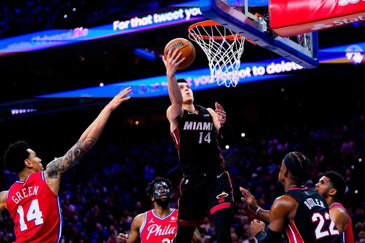 El escolta del Heat Tyler Herro entra aro ante la defensa de los 76ers en el cuarto partido de la serie de playoffs, celebrado el 8 de mayo de 2022 en Filadelfia.