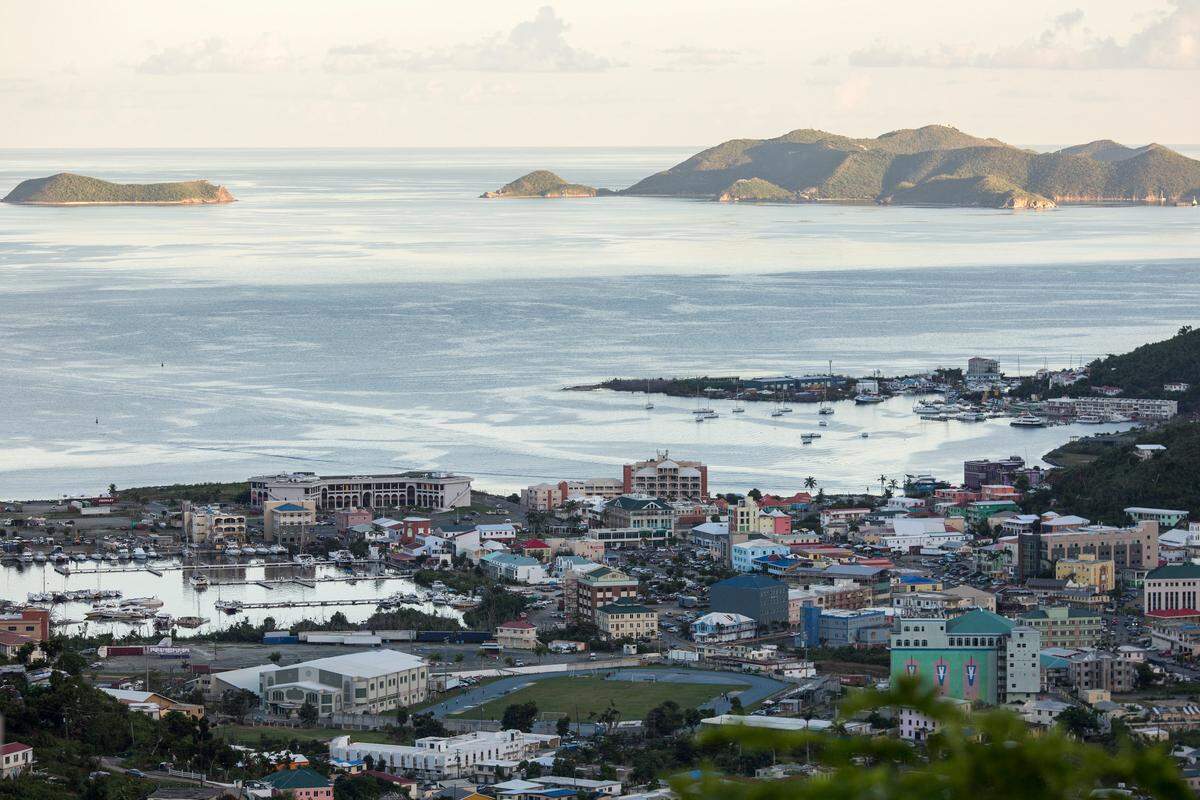 Las tormentas también destruyeron el 70 por ciento de las casas de las islas, las cuales tienen una población cercana a los 30,000 habitantes. En la foto Road Town en Tortola.