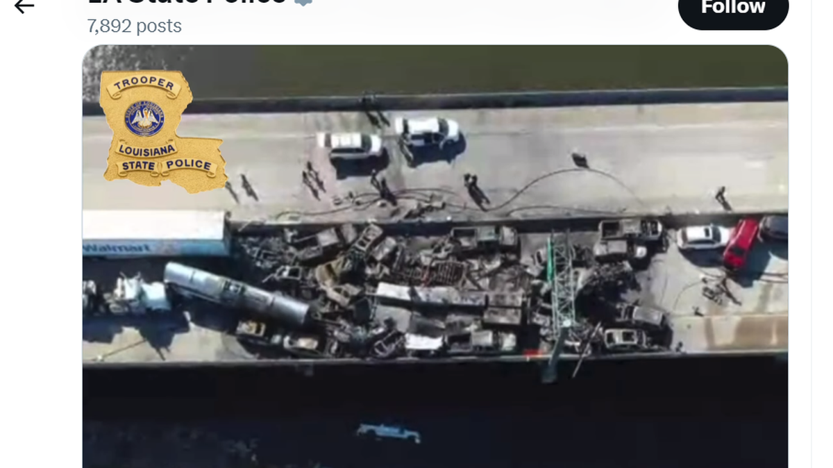 Esta imagen compartida por la Policía Estatal de Luisiana muestra una parte de los autos que chocaron en la carretera interestatal 55, cerca de Nueva Orleans, el lunes 23 de octubre de 2023.