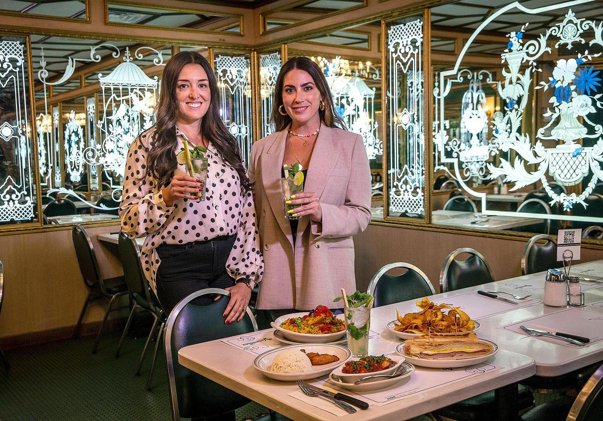 Nicole y Luly Valls con algunos de los platos del Versailles, que celebra su 50 aniversario con un evento público el 10 de noviembre.