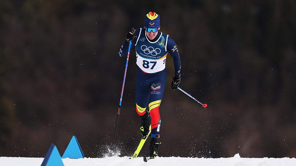 El venezolano Nicolás Claveau-Laviolette compite en la clasificación del esquí de fondo de los Juegos Olímpicos de Invierno de Milán-Cortina, en Italia, el 10 de febrero de 2026. 