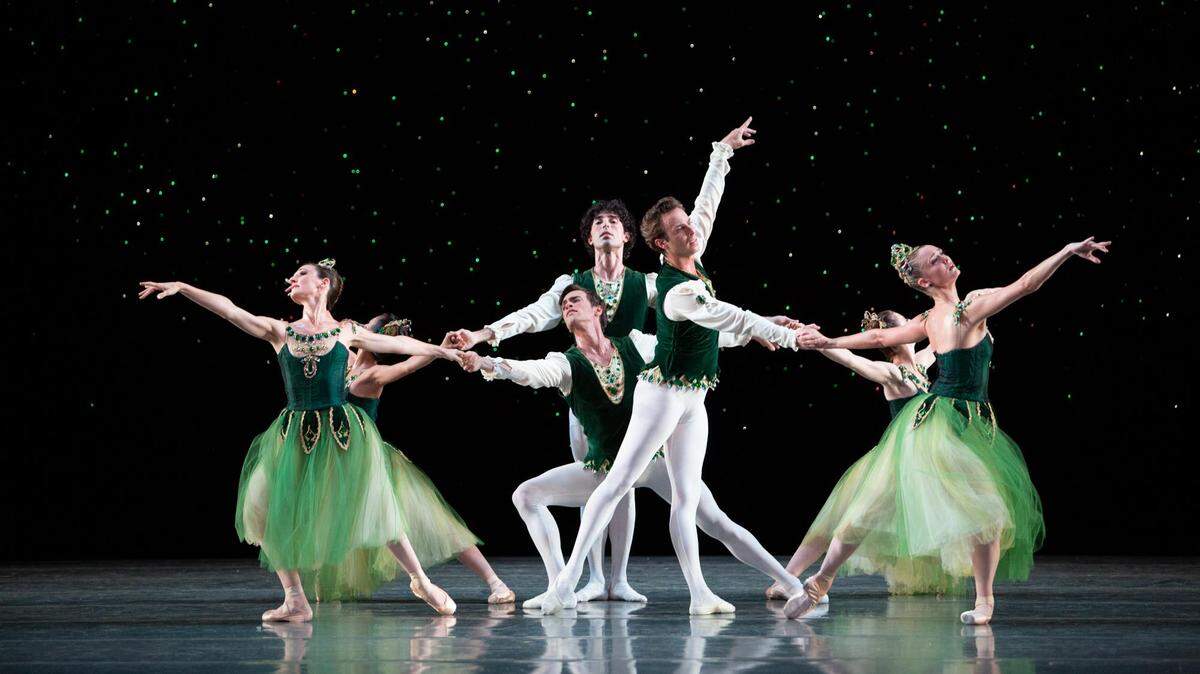 Rainer Krenstetter, primer plano al centro, en “Esmeraldas” de “Joyas”, coreografía de George Balanchine.