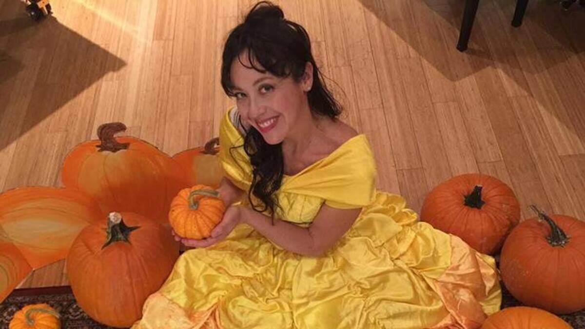 Una noche de canciones de Disney cantadas con Belle en un huerto de calabazas.