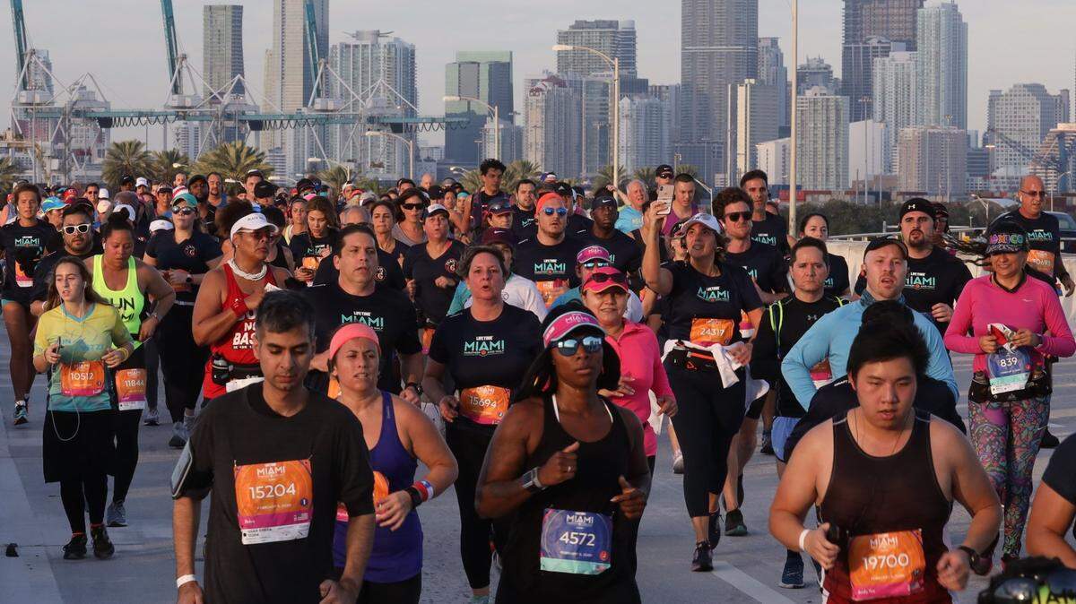 Foto de archivo. Un grupo nutrido de corredores participan en la edición 18 del Maratón y Medio Maratón de Miami, el 9 de febrero de 2020.