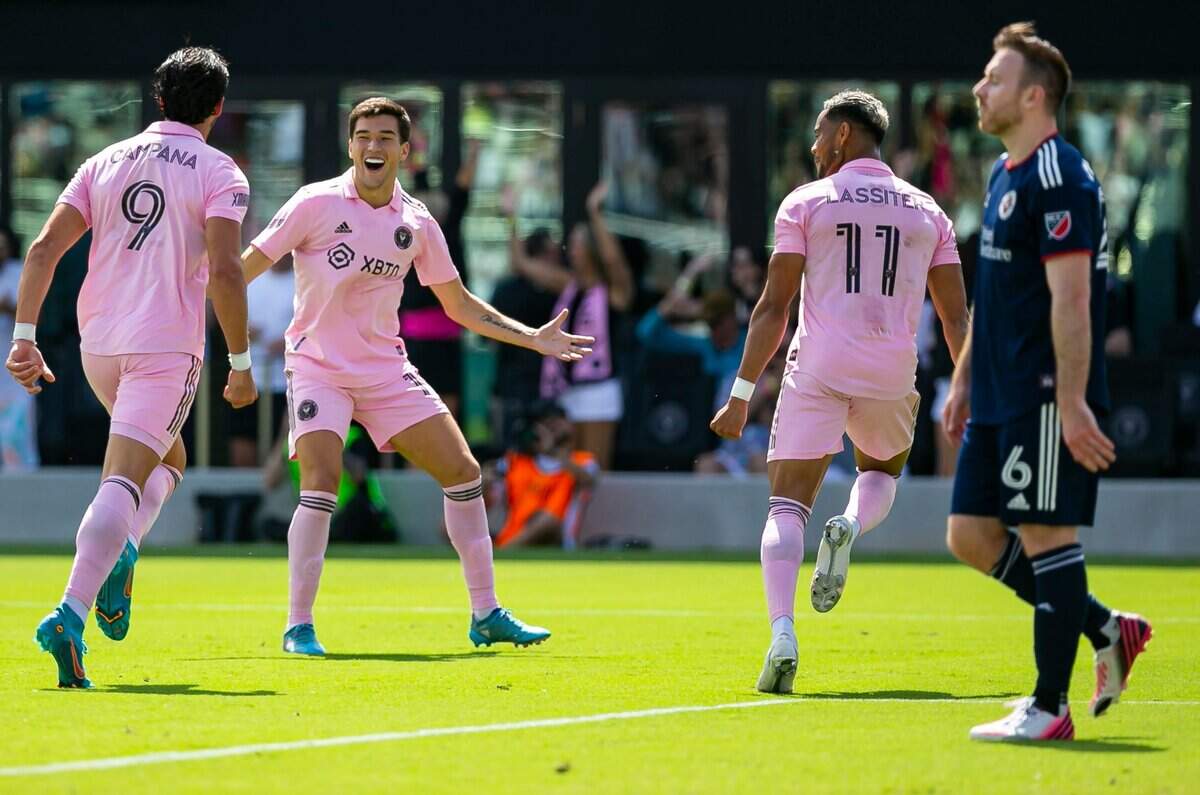 Los jugadores del Inter Miami Robbie Robinson (19) y Leonardo Campana (9) celebran tras un gol del delantero ecuatoriano, en el partido celebrado el 9 de abril de 2022 en Fort Lauderdale.