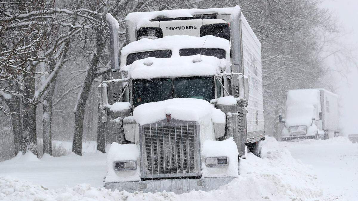 Una fuerte tormenta de nieve paraliza el trafico pesado en la autopista I-84 en East Fishkill, Nueva York, el domingo 7 de enero de 2024.