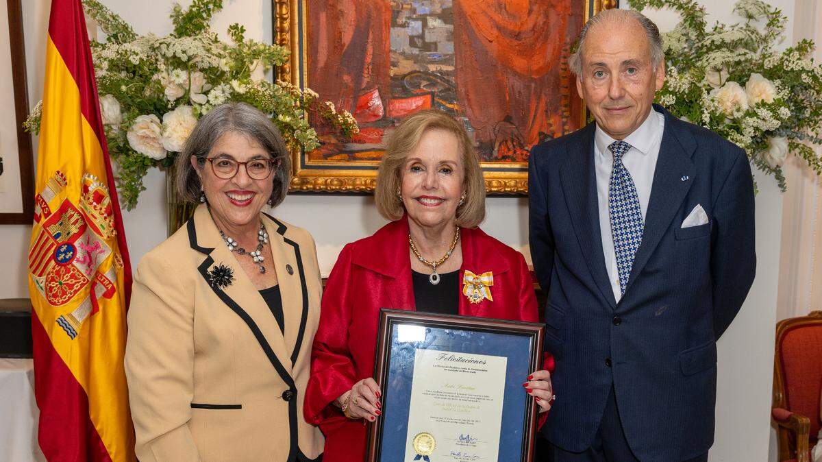 La alcaldesa de Miami Daniela Levine-Cava, la Dra. Aida Levitan y JaimeLacadena, Marqués de la Cadena y Cónsul General de España en Miami.