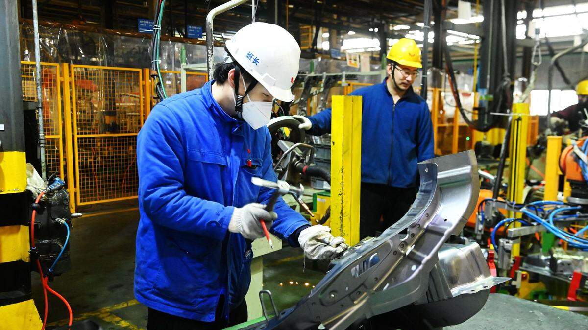 Trabajadores fabrican partes para automóviles en una empresa en Qingdao, China, el sábado 1 de marzo de 2025. Los nuevos aranceles que piensa aplicar el presidente Trump a importaciones de China, México y Canadá posiblemente impulsarán el aumento de los precios de los autos en EEUU.