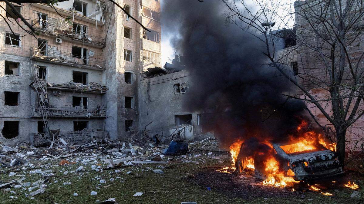 Un auto arde cerca de un edificio de apartamentos en el lugar de un ataque militar ruso, en medio del ataque de Rusia a Ucrania, en Kramatorsk, Ucrania, el lunes 25 de mayo 2026.