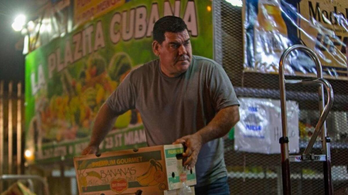 Todas las mañanas, Tamayo compra en los mercados de Allapattah a las 4 a.m., donde los productos llegan en contenedores desde Homestead o América Latina.