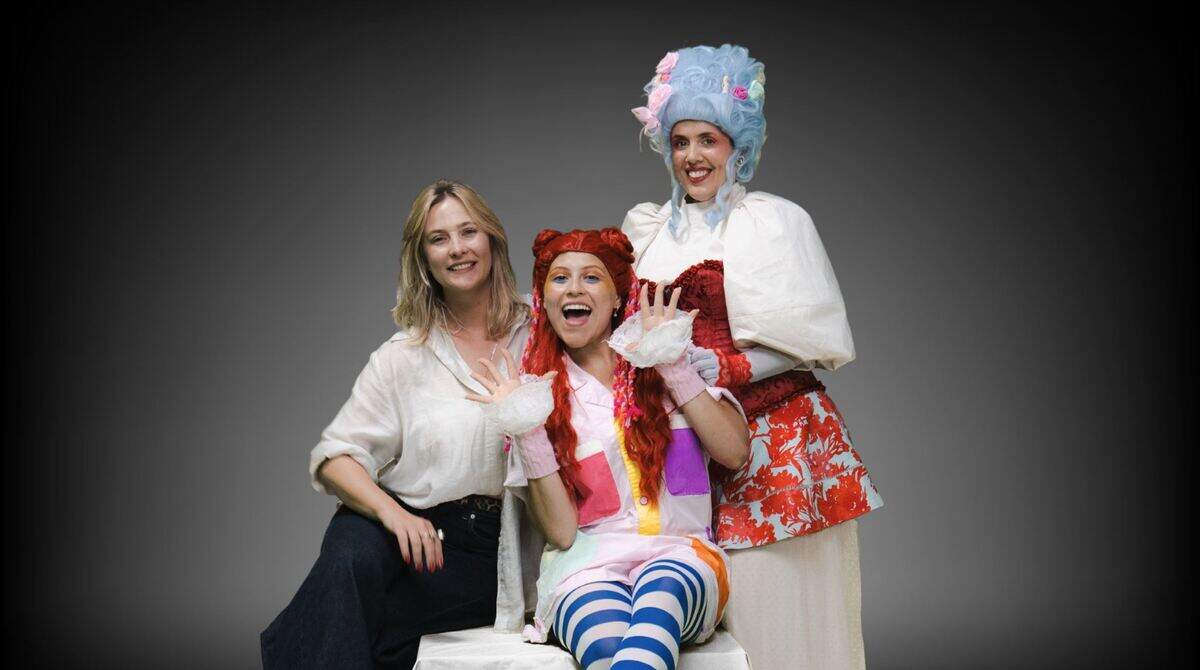 De izquierda a derecha, la directora Josefina Pieres y Anagabriel Marcoccia como Luly, y Micaela Castelloti (de pie) en el papel de Mamá.