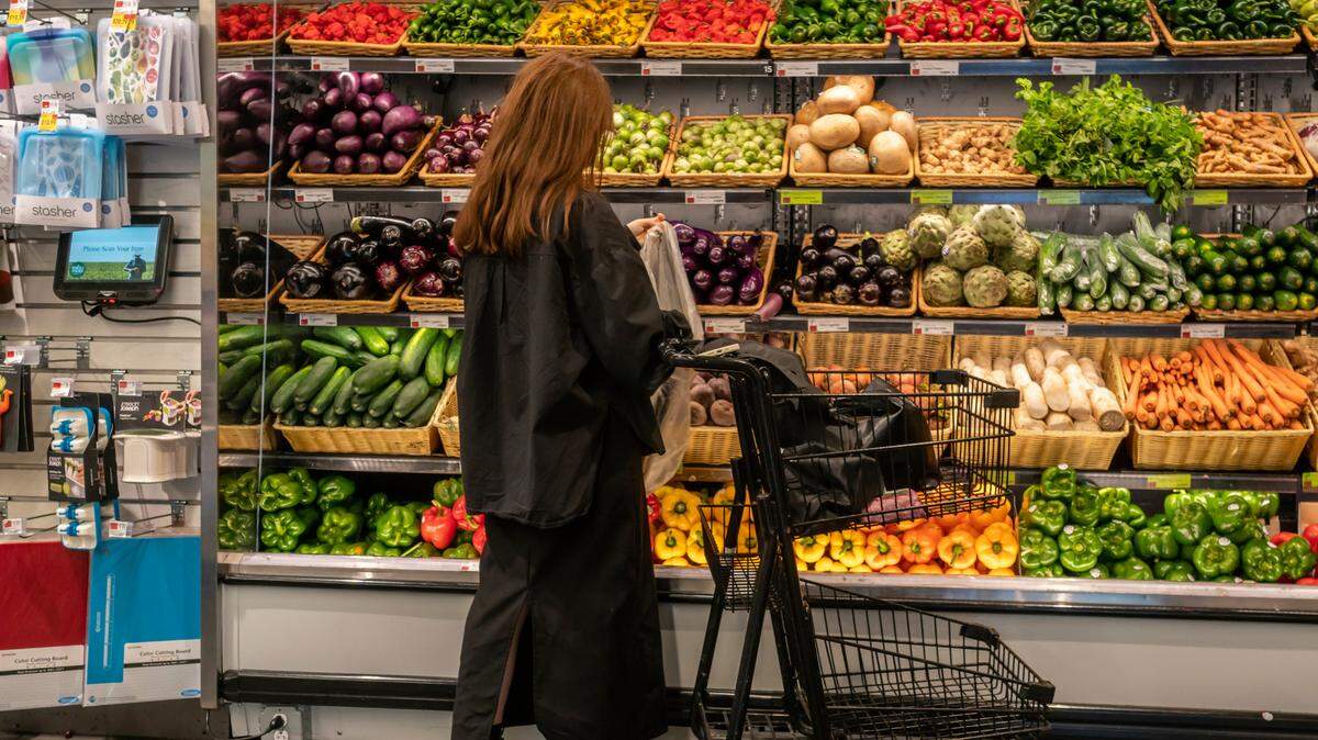 Una mujer hace las compras en un supermercado Whole Foods Market en Nueva York el miércoles 30 de agosto de 2023.