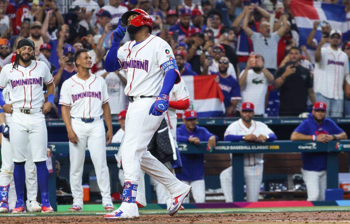 El bateador designado de República Dominicana Junior Caminero celebra tras pegar un jonrón ante Países Bajos, en el partido del Grupo D del Clásico Mundial de Béisbol, efectuado el 8 de marzo de 2026 en Miami. 