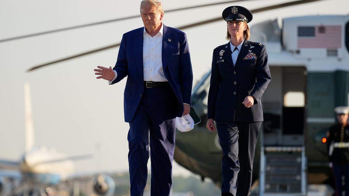 El presidente Donald Trump se dirige a abordar el Air Force One en camino a La Haya para participar en la cumbre de líderes de la OTAN.