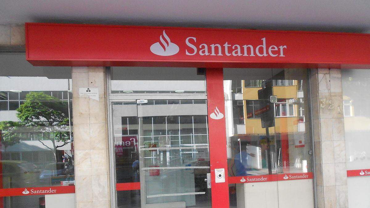 "Banco Santander" Rio de Janeiro, Brasil. Licensed under CC BY-SA 3.0 via Wikimedia Commons.
