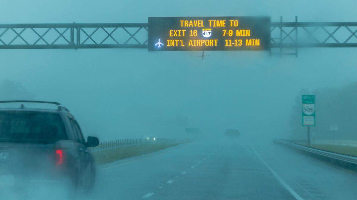Las condiciones climáticas empeoraron en la autopista SR 528 Beachline Expressway, en dirección a Orlando, Florida, debido al acercamiento del huracán Milton, el miércoles 9 de octubre de 2024. 