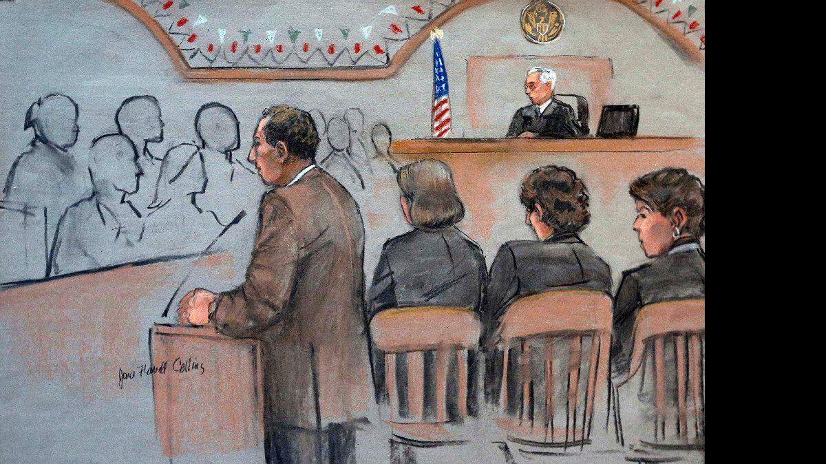 Es este bosquejo de la sala del tribunal, el fiscal federal Guillermo Weinreb, izquierda, entrega sus declaraciones de apertura delante del Juez de Distrito de Estados Unidos, George O'Toole Jr., trasera derecha, en el primer día del juicio de pena de muerte federal del sospechoso de los bombardeos del maratón de Boston, Dzhokhar Tsarnaev, el miércoles, 04 de marzo 2015, en Boston. Tsarnaev, representado sentado a la derecha entre los abogados defensores Judy Clarke, tercera desde la derecha, y Miriam Conrad, a la derecha, está acusado de conspirar con su hermano para colocar dos bombas cerca de la línea de meta del maratón en abril de 2013, matando a tres personas e hiriendo a 260 personas.