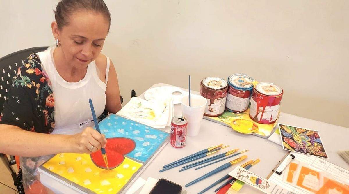 Una persona participa este domingo 10 de diciembre de 2023 en un evcento Fort Lauderdale, Broward, solicitando la aprobación de una Salida Forzosa Diferida (DED, en inglés) para los colombianos.