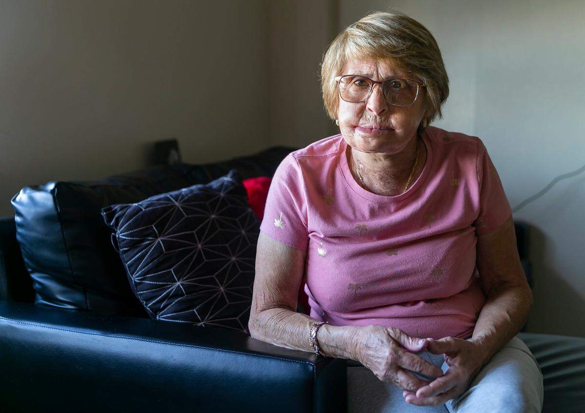 María Sánchez, de 73 años, es fotografiada en su casa en Haley Sofge Towers en el barrio de La Pequeña Habana de Miami el martes 22 de febrero de 2022. Sánchez explicó que su afiliación partidaria cambió de demócrata a republicana sin su consentimiento.