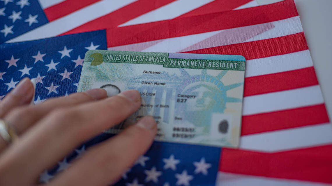 Cuidado con este nuevo parole de Biden: Así te estafan cuando buscas la green card