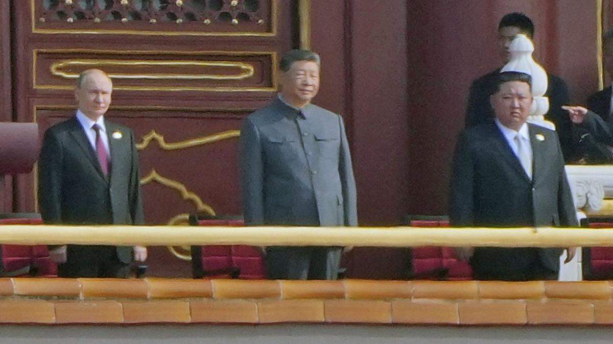 Los gobernantes de Rusia Vladimir Putin, de China Xi Jinping y de Corea del Norte Kim Jong Un (de izq. a der.) asisten al desfile militar que se desarrolla para conmemorar el 80 aniversario del fin de la Segunda Guerra Mundial, el 2 de septiembre en Pekín.