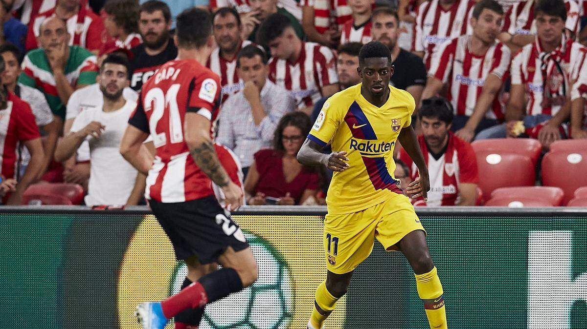 El jugador de Barcelona Ousmane Dembelé (der.) conduce la pelota ante la marca de Andre Capa, del Athletic de Bilbao, en el partido celebrado el 16 de agosto de 2019.