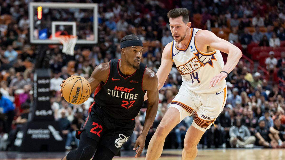 El jugador del Heat Jimmy Butler conduce el balón ante la marca de Drew Eubanks, de los Suns de Phoenix, en el partido celebrado el 29 de enero de 2024 en Miami.