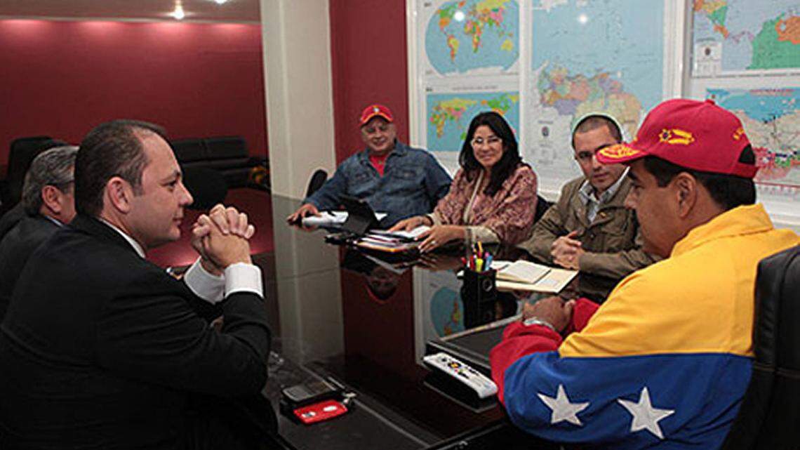 El empresario venezolano Raúl Gorrín durante una reunión en Caracas con la plana mayor del Chavismo, incluyendo al presidente Nicolás Maduro, su esposa Cilia Flores, y el presidente de la controversial Asamblea Nacional Contituyente, Diosdado Cabello.