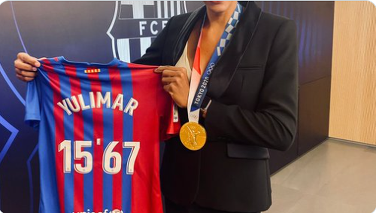 Yulimar Rojas, que pertenece al club de atletismo Barcelona FC, recibió también otra gran sorpresa en el homenaje que se le brindó cuando el presidente Joan Laporta le obsequió una camiseta con su nombre y debajo la marca que estableció en la cita nipona.