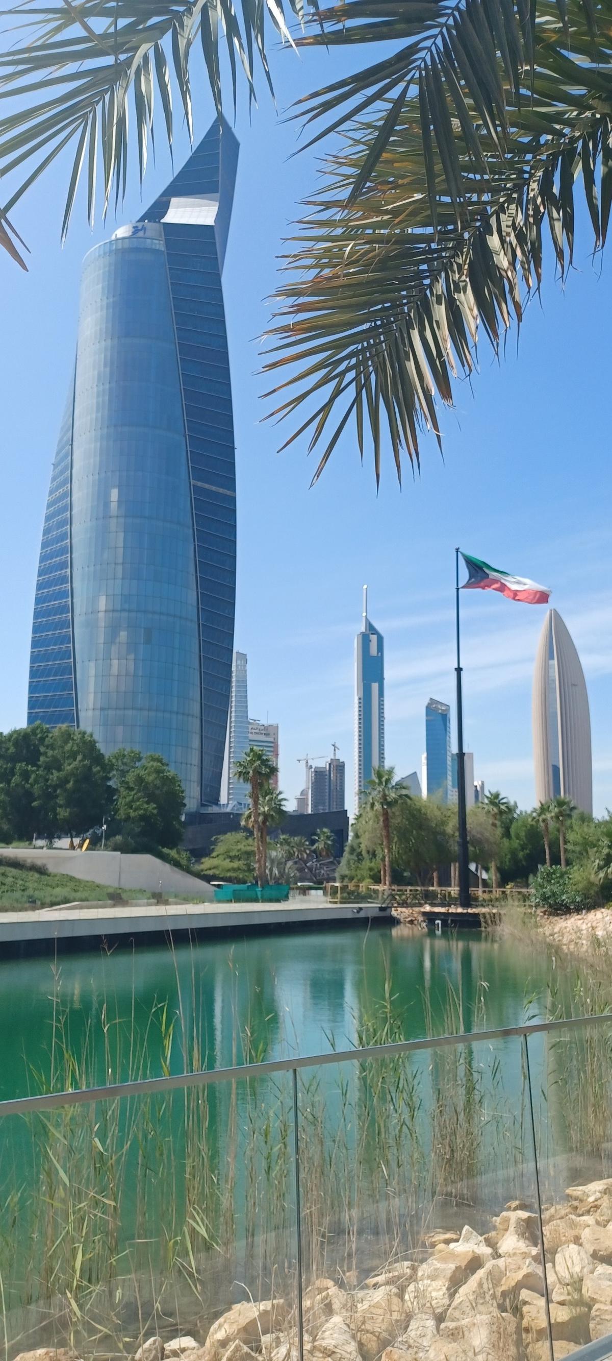 Al Shaheed Park, el pulmón verde de la ciudad, con el skyline de la ciudad al fondo.