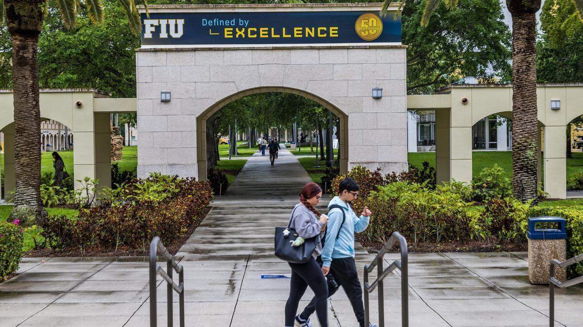 Estudiantes caminan frente al Graham Center en la Universidad Internacional de la Florida, en Miami, el martes 7 de abril de 2026.
