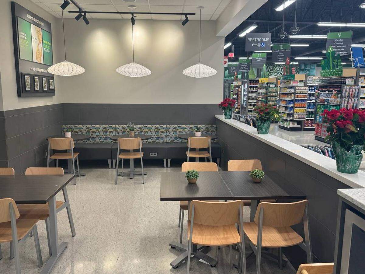 Un área de comidas en el Publix con muelle de Hollywood.