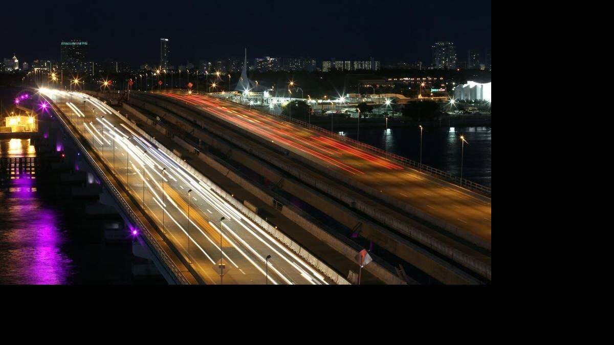 Imagen de archivo del viaducto McCarthur, que conecta a Miami con Miami Beach. 