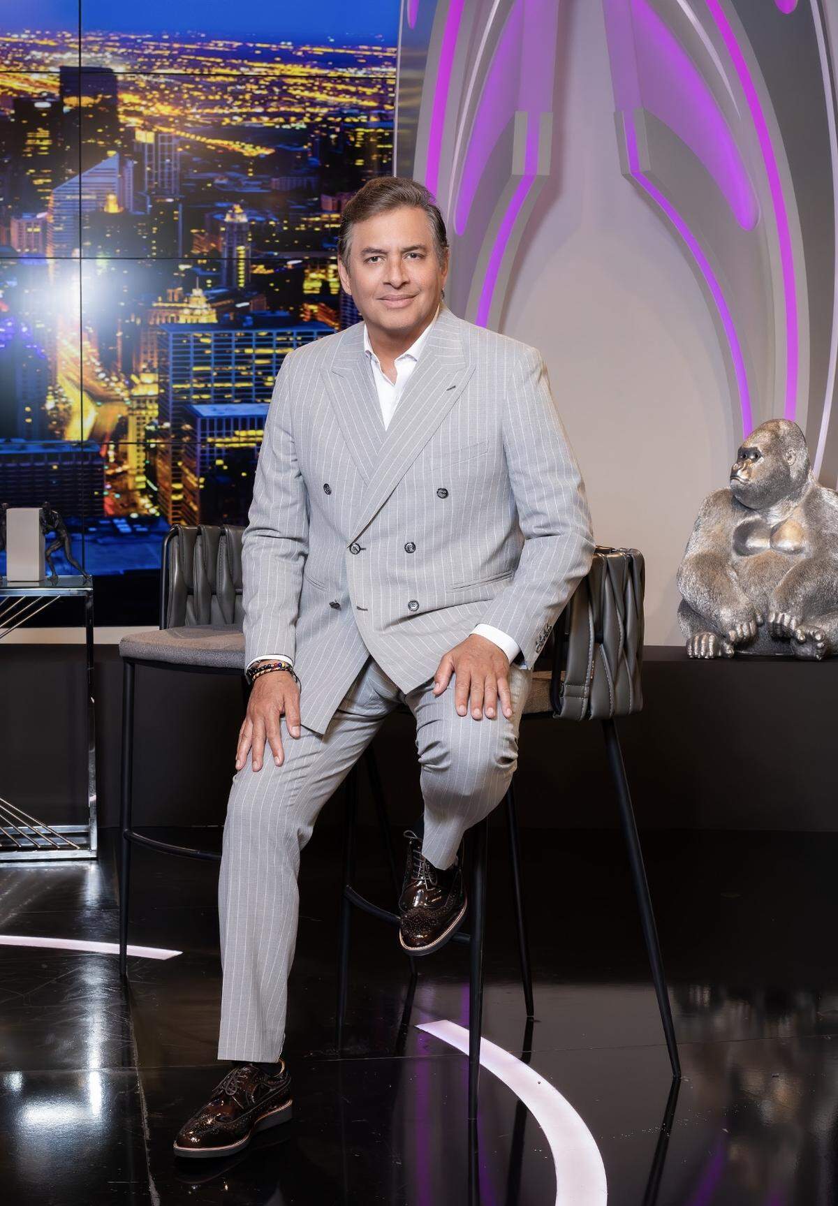 Daniel Sarcos conduce el programa “Sarcástico” que sale al aire los miércoles, a las 8 p.m., hora de Miami.