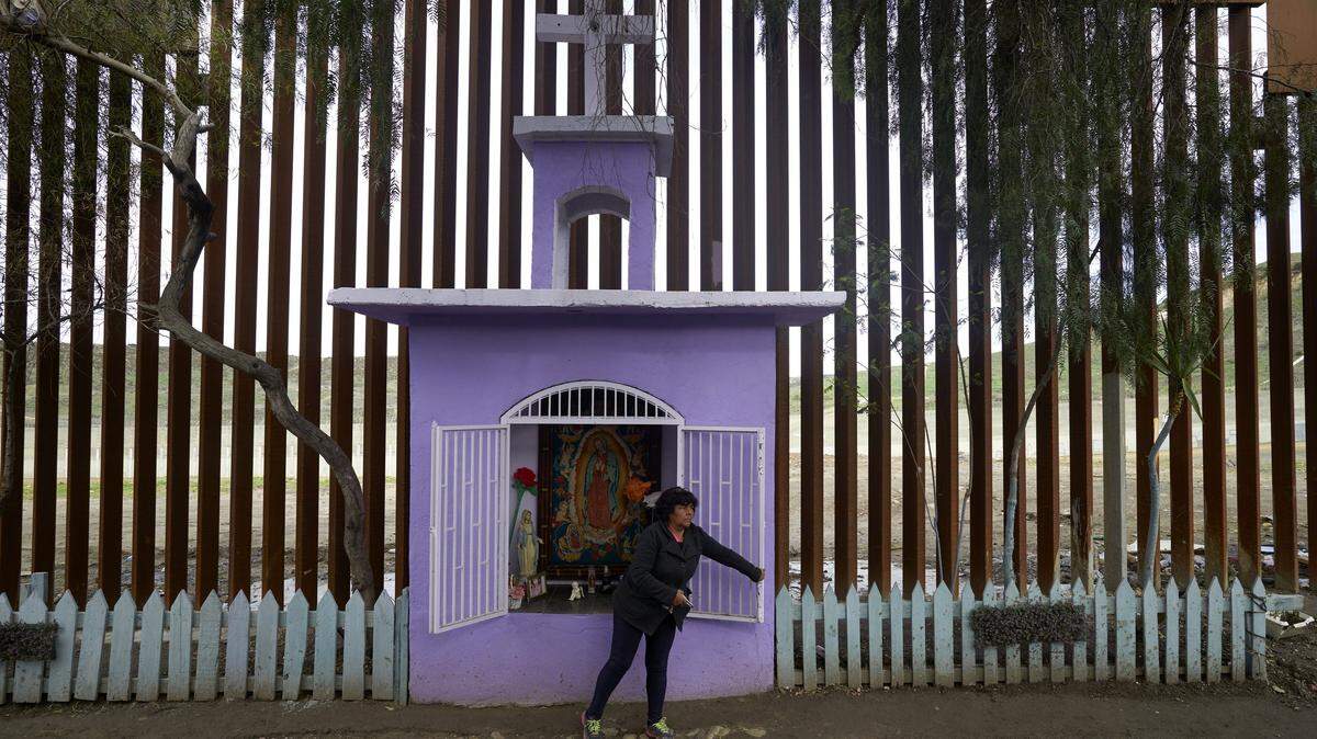 Esther Arias abre las ventanas de la capilla construida por su padre, José Arias. A efectos prácticos, la capilla de estuco violeta y blanco levantada por José Arias tras su recuperación de un infarto y para recordar a su familia está en México.