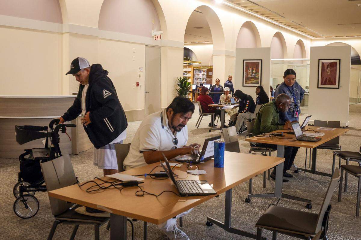 Las bibliotecas de Miami-Dade ofrecen ayuda a residentes del condado interesados en inscribirse en la lista de espera para el programa de vivienda subsidiada Plan 8, que cierra el 19 de febrero del 2024.