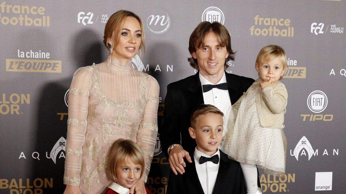 El centrocampista croata del Real Madrid Luka Modric posa con su mujer Vanja Bosnic y sus hijos a su llegada a la gala del Balón de Oro, en París, Francia, el 3 de diciembre de 2018.