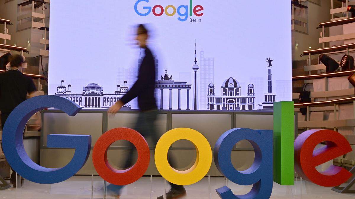 A technician passes by a logo of US internet search giant Google during the opening day of a new Berlin office of Google in Berlin on January 22, 2019. (Photo by Tobias SCHWARZ / AFP) (Photo credit should read TOBIAS SCHWARZ/AFP via Getty Images)