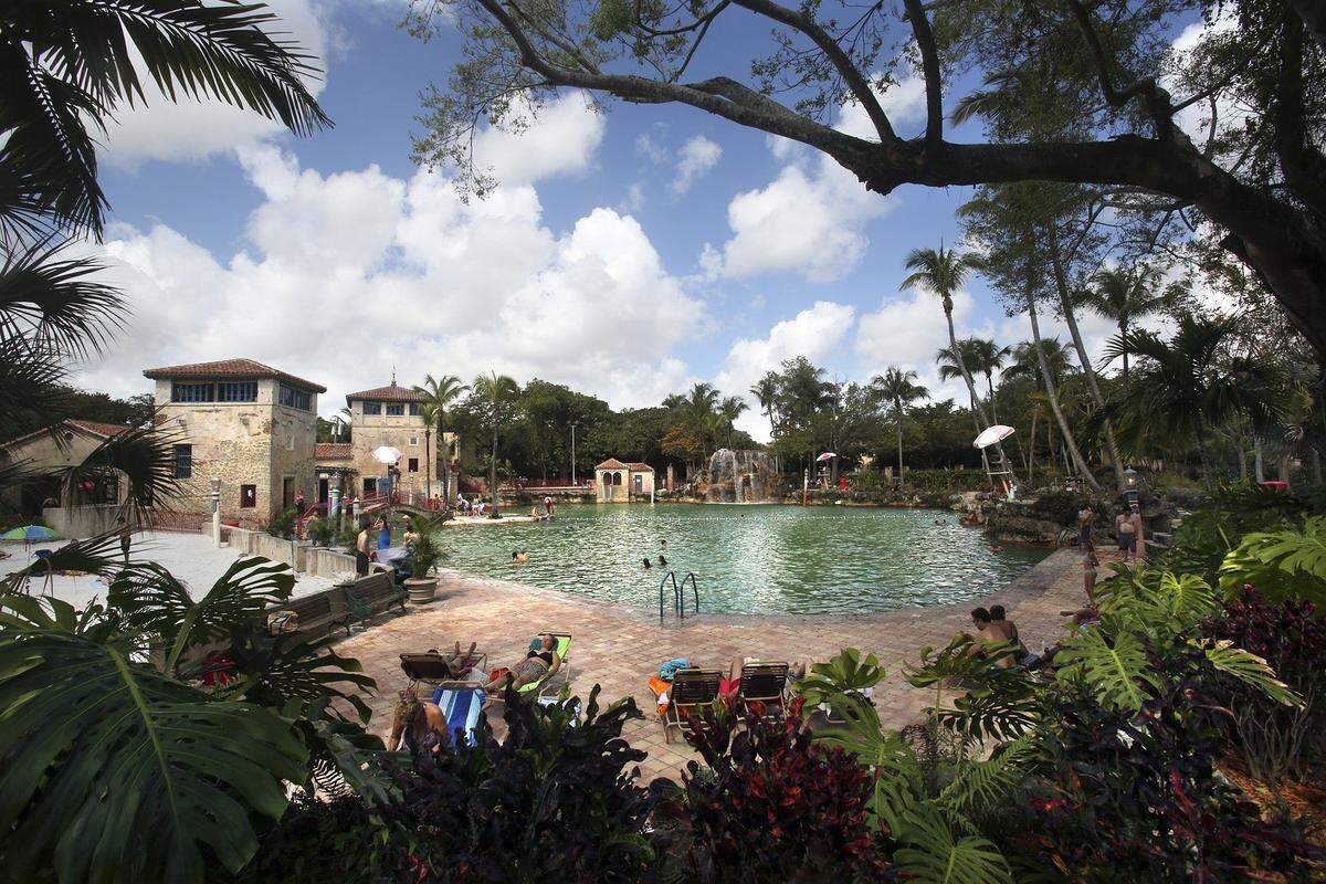 Cerca del Biltmore Hotel queda otra de las joyas históricas de Coral Gables: Venetian Pool, construida sobre una cantera de coral.