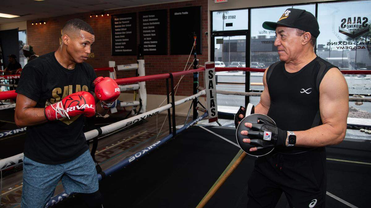 Kevin Brown será la figura principal de la velada Most Valuable Prospects 8 que se llevará a cabo el viernes 6 de septiembre en el Caribe Royale Resort de Orlando. En la foto junto con su entrenador Ismael Salas.